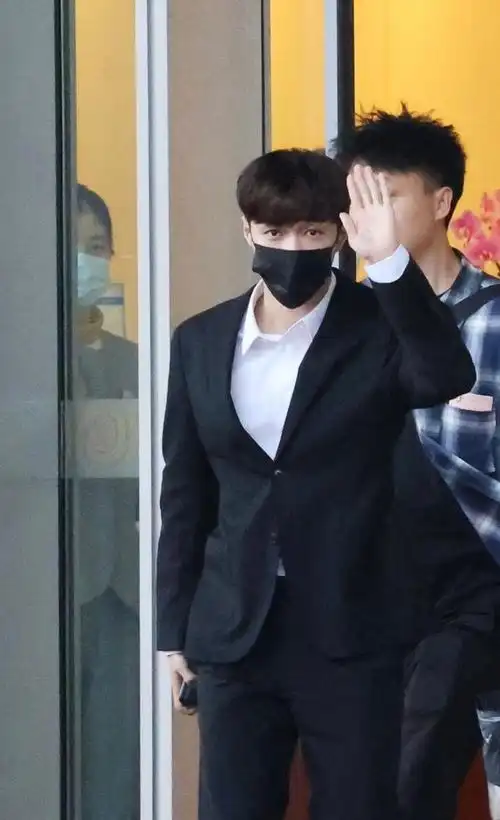 张艺兴今日份机场图,西装白衬衫配锅盖头,正式又可爱啊