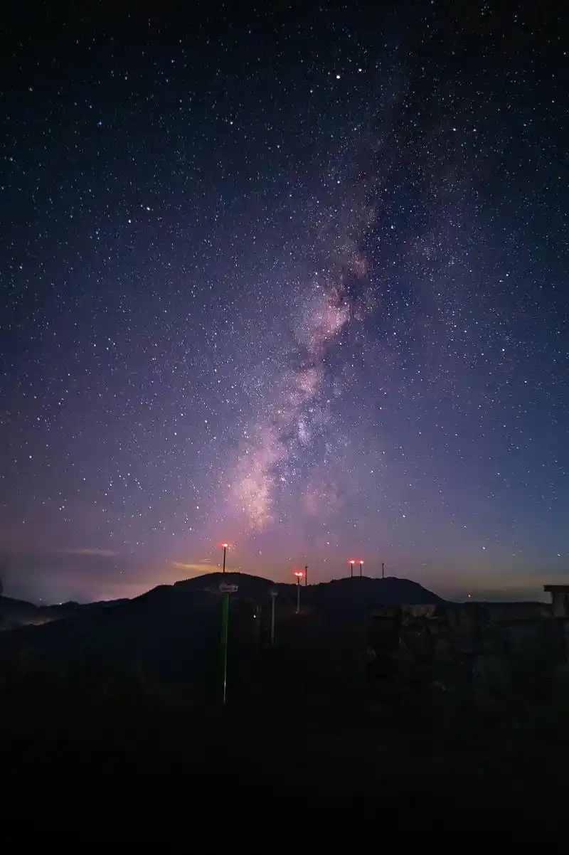 一年一度的最佳星空银河观赏期来了97八九月份是星河最清晰的 - 抖