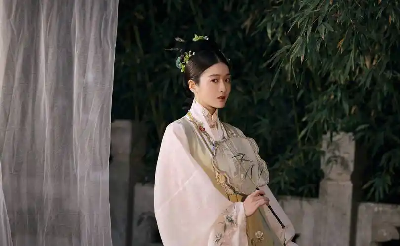 《古韵新声》张雪迎古装造型端庄静雅,充满着古典气质_一身_五官_大气