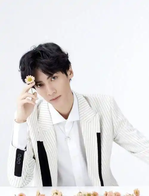 罗云熙自曝素颜照,皮肤五官都完美,好绝一男的_整张_鼻子_不知道