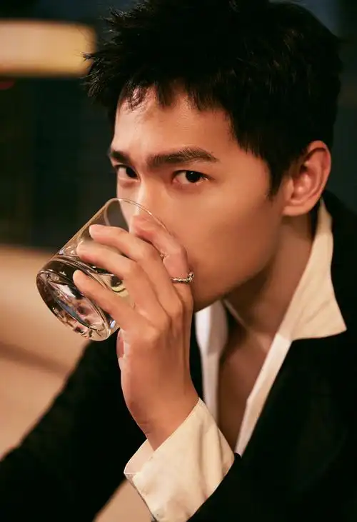 杨洋活动造型大片释出黑丝绒西装v领白衬衫经典简约