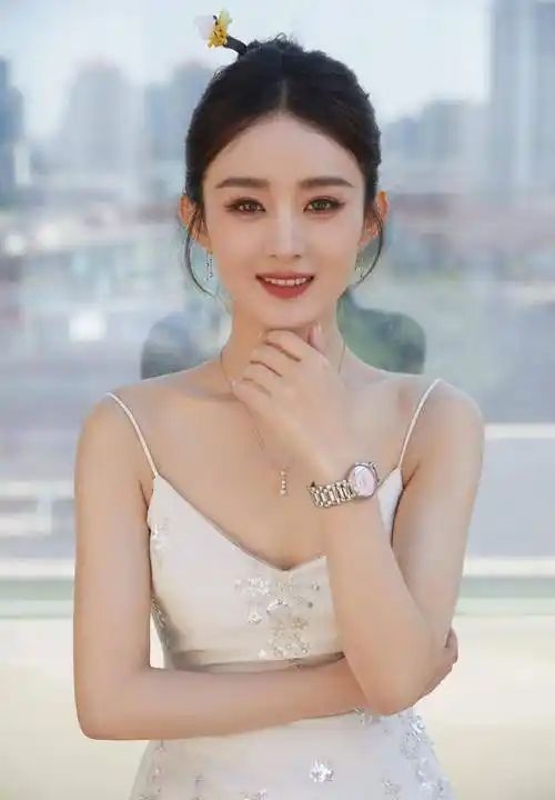 赵丽颖的爱情故事火遍网络,白色吊带裙扎丸子头扎头发,复制了明兰美人