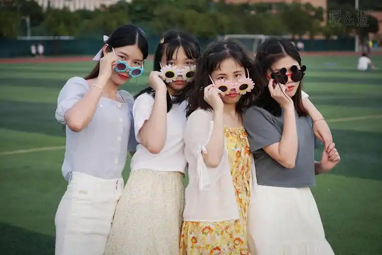 女生宿舍帅气合照