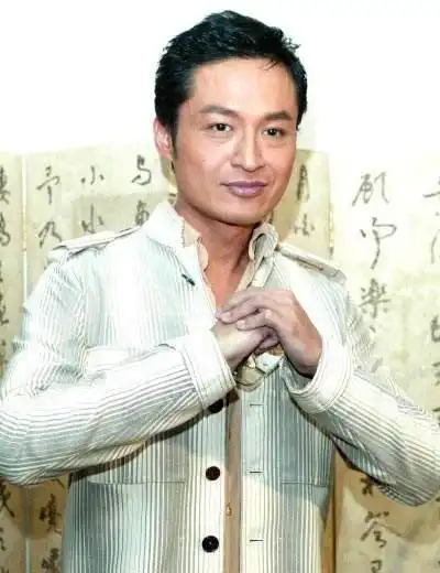 58岁马景涛罕见露面,一头长卷发状态佳,曾被传出有暴力倾向