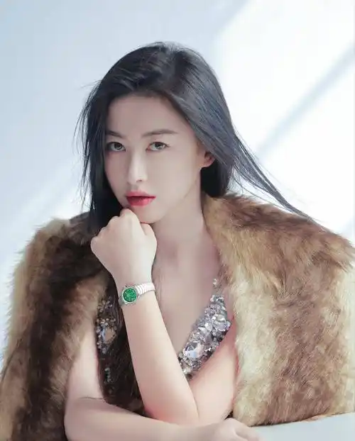 朱珠登wonderland封面,深v礼服大秀曲线,将时尚进行到底_气质_衬衫