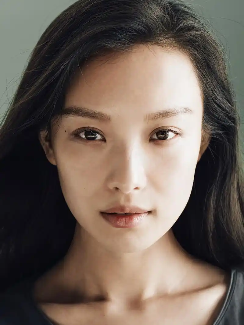 倪妮挑战无底妆拍摄,这个"素颜"大片你给几分?