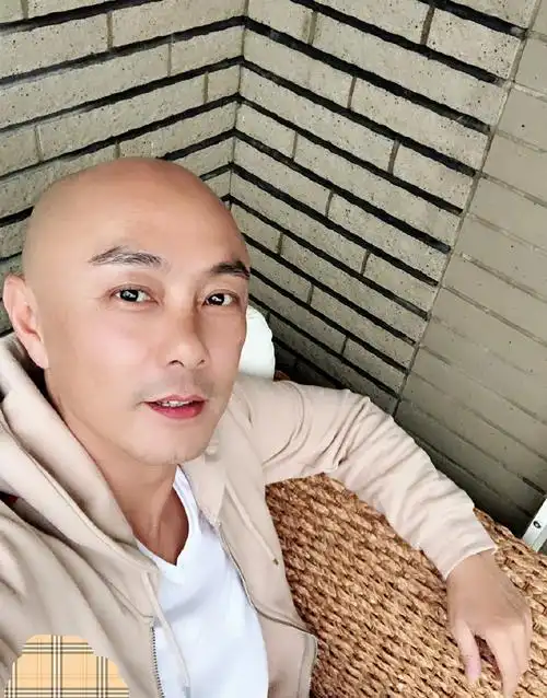 张卫健光头22年原因曝光,只因为别人一句话,不争馒头争口气!