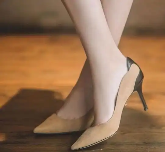 尖头漂亮的高跟鞋会让女人性感到底