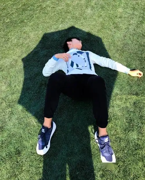 专注拍脚的老脚艺人易烊千玺上线果然是自拍不够小脚来凑