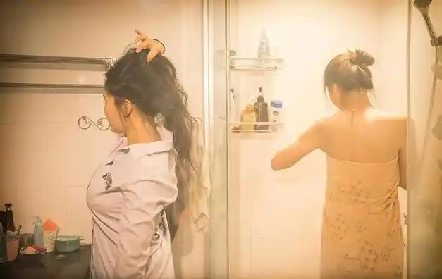 裸体持手机男子进入女淋浴室近8分钟民警称走错疑罪从无