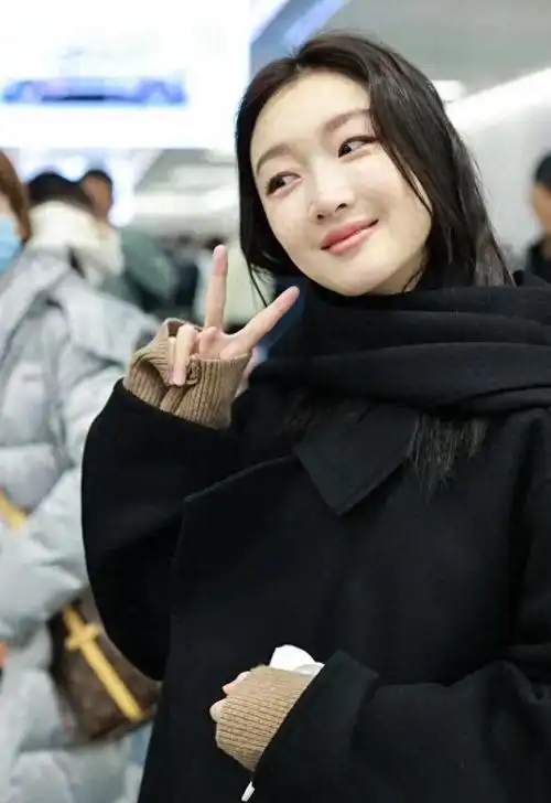 周冬雨澳门机场出行,31岁依旧灵动纯甜,"电影脸"美得很可爱