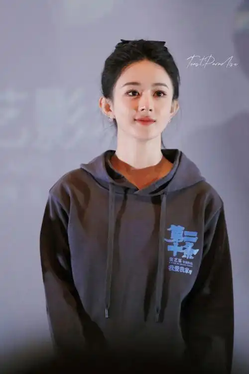 赵丽颖路演饭拍图,高马尾好青春