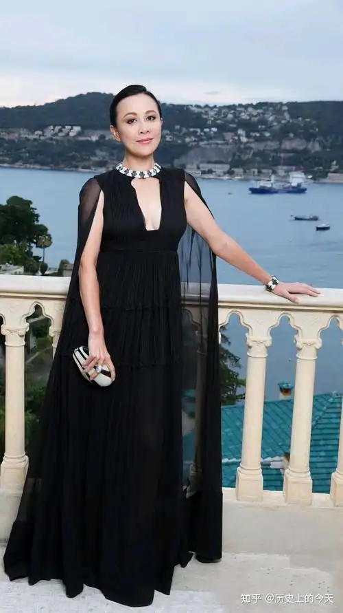 刘嘉玲(carina lau)1965年12月8日出生于江苏省苏州市,祖籍广西,华语