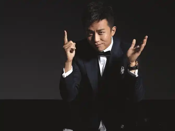 邓超封面图片曝光 酷帅装扮男人味十足