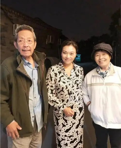 史可晒法国街头游客照外国老公高大威猛夫妻恩爱多年伉俪情深