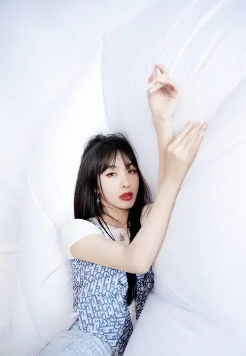 李菲儿最新机场照,黑色t恤配红色格纹短裙身材苗条,筷子腿格外显眼