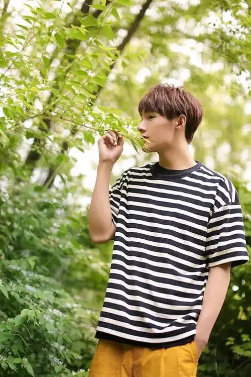 黄圣池夏季写真清凉风 "小奶狗"完美侧颜令人心动