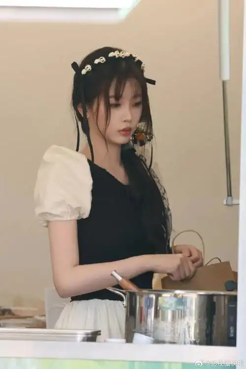 虞书欣中式侧边马尾##虞书欣熊猫配色穿搭