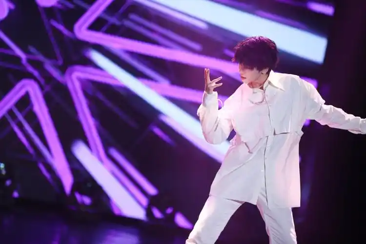 连淮伟舞台魅力帅气图片512