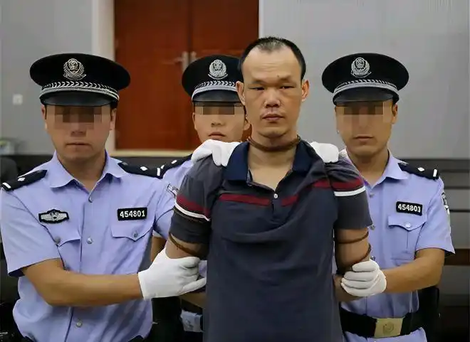 2019年,死刑犯贾庆坤在法庭的照片,双手被反绑脖子上还有锁喉绳|刑场