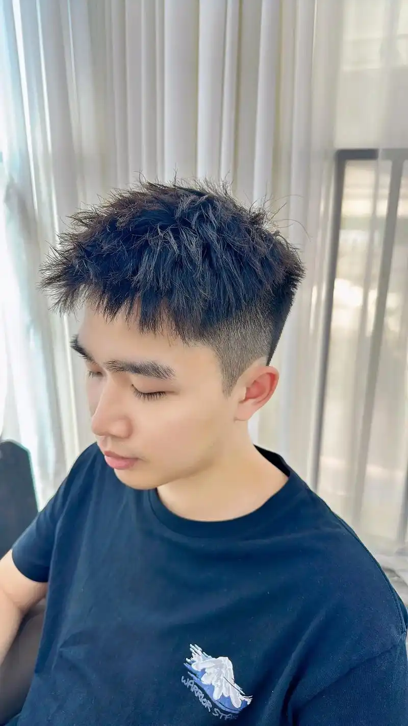 男生夏季短发推荐男生夏季发型适合额头短,圆脸微胖的男生高级 - 抖音