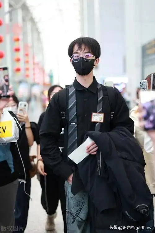 何运晨广州机场出发身穿黑色衬衫温文尔雅