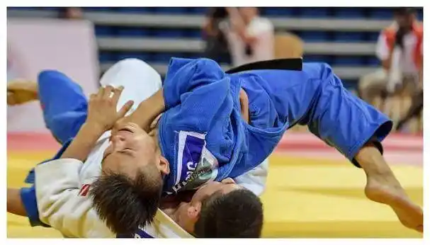 胡兵的腹肌,彭于晏的胸,黄立行的屁股,这些"老男人"也太顶了_科比