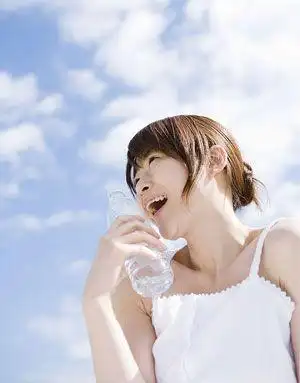 夏天这样喝水 立刻喝出光滑皮肤