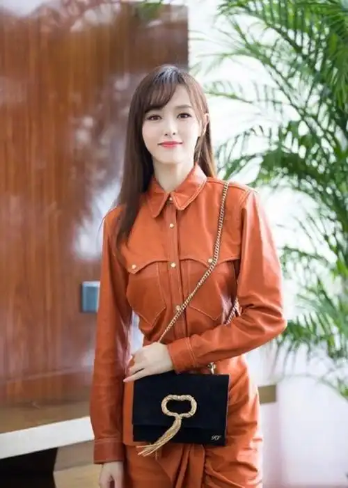 唐嫣又解锁新发型长发加刘海软萌可爱秒变18岁少女