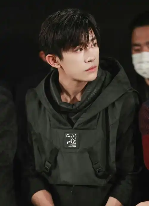 震撼!易烊千玺米兰时装周首秀,引爆全球时尚风暴!