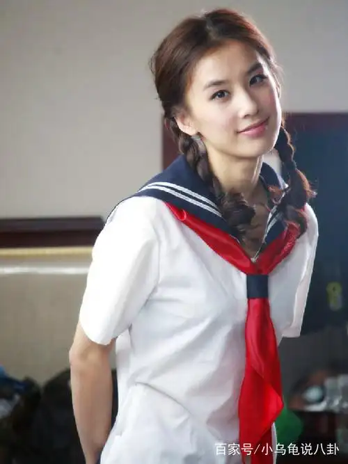 黄圣依厉害了,穿亮片裙不够还要缝上"木耳边",瞬间美成了初恋