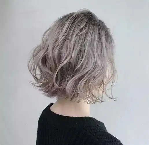 层次分明的"纹理烫"发型