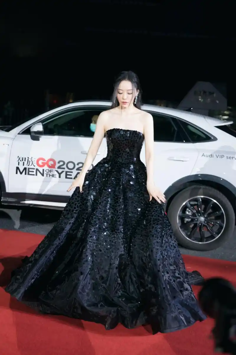 张靓颖@张靓颖神秘钻石裙@张靓颖 身着atelier zuhra礼服,佩戴