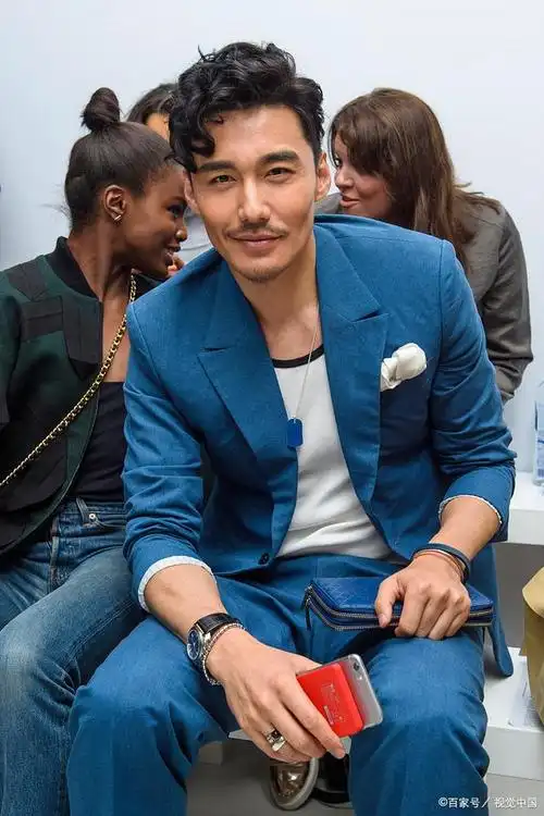 演员胡兵宣布恋情!信息量太大惹争议,陪伴30年的爱人疑似是男性