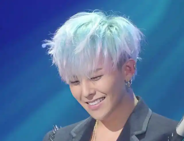 这个蓝色和橙色也是,权志龙染的话就感觉毫无违和感,但是如果那天我心