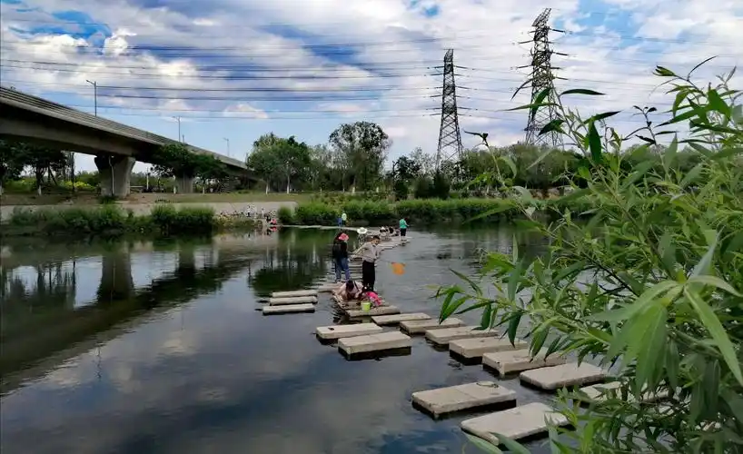 写美篇休闲纳凉……凉水河畔         家门口遛弯散步的公园,在这里