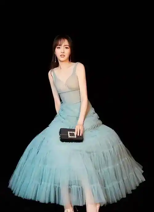 谁说红毯礼服一定要"露",这6位40 女明星,裹得越严实越有魅力