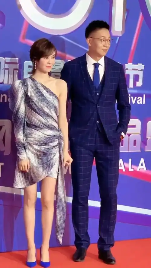 郁可唯眼睛真的太美了,穿西装的高个子男人又是谁呢?