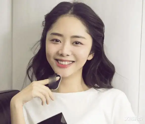 都说谭松韵仿若"冻龄",当她接受电视采访,脸部状态是认真的?