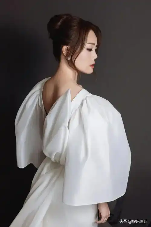 容祖儿穿纯白丝绸礼服温柔大气