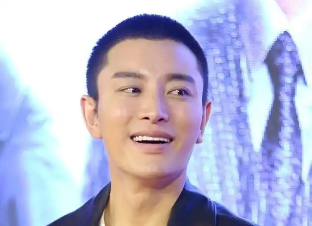 贾乃亮剃寸头亮相明示要从头再来为李小璐买奢侈品早已初见端倪