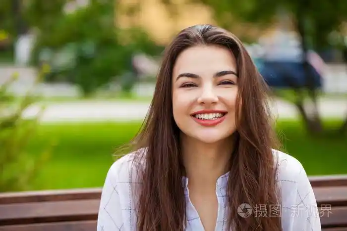 幸福的年轻女人,微笑,夏日街头户外的特写肖像