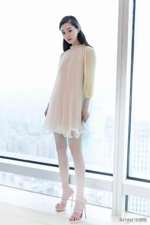 灵动温柔,外搭鹅黄色的小外套,是甜美的仙女宋轶没错啦~脚上一双白色