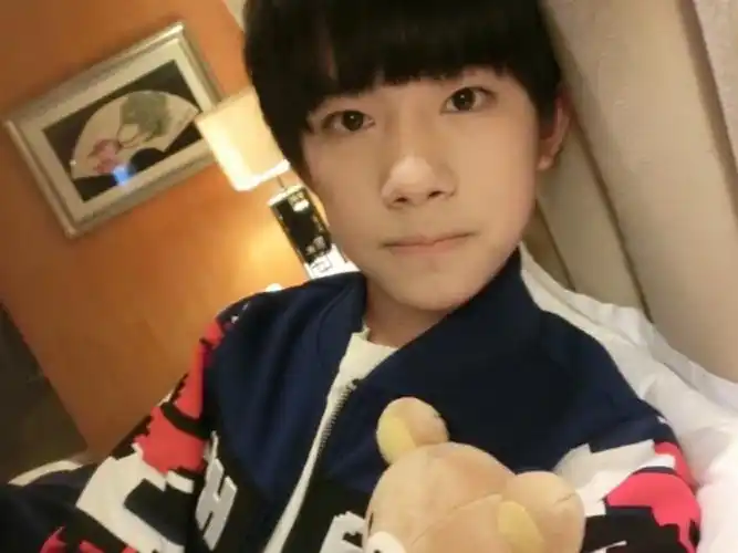 看这张易烊千玺和王俊凯还有王源刚刚出道时候的照片,很多网友都表示