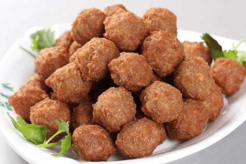 4,炸肉丸的时候,油量以没过肉丸为标准,不要太多,炸的时候要用筷子不