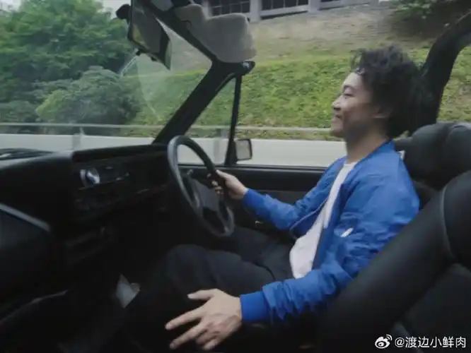 陈奕迅在mv里挠屁股