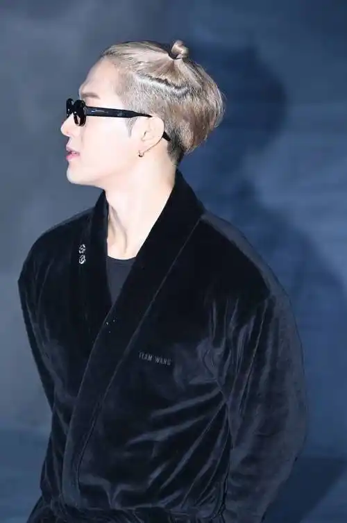 被问及最近总是扎着两个小啾啾的哪吒发型,王嘉尔表示:"之前在国外