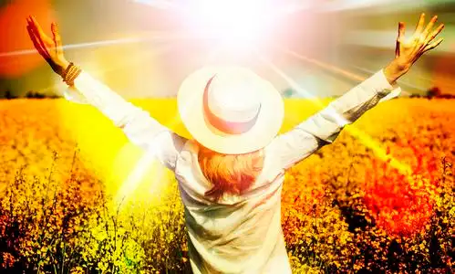 春天迎接快乐美丽的女孩,在伸开双手迎接阳光明媚的春天天, 自由和