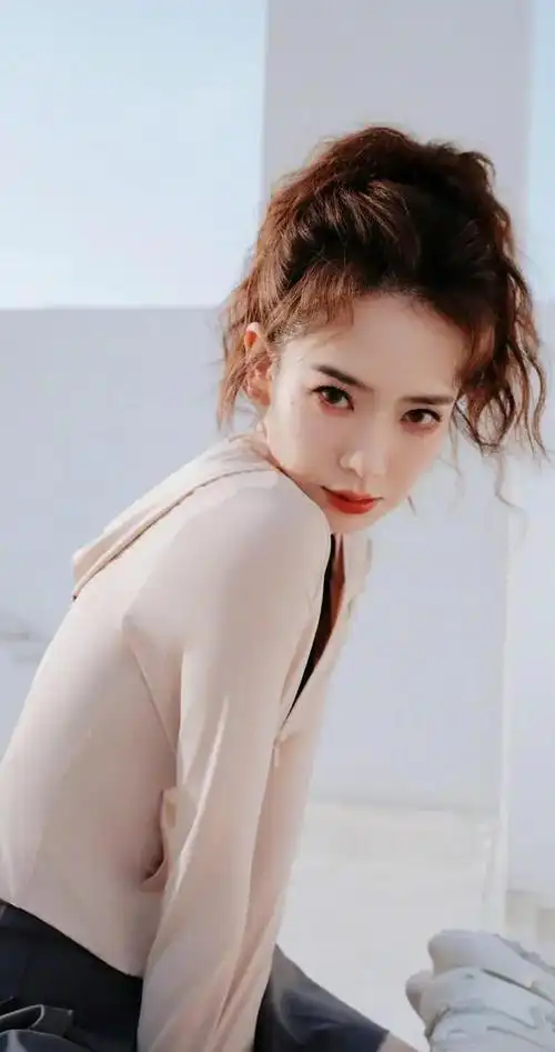 戚薇短裙美照来了