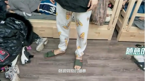 justin脚踩范丞丞帽子朱正廷用脚叫醒他范丞丞现最大尺度